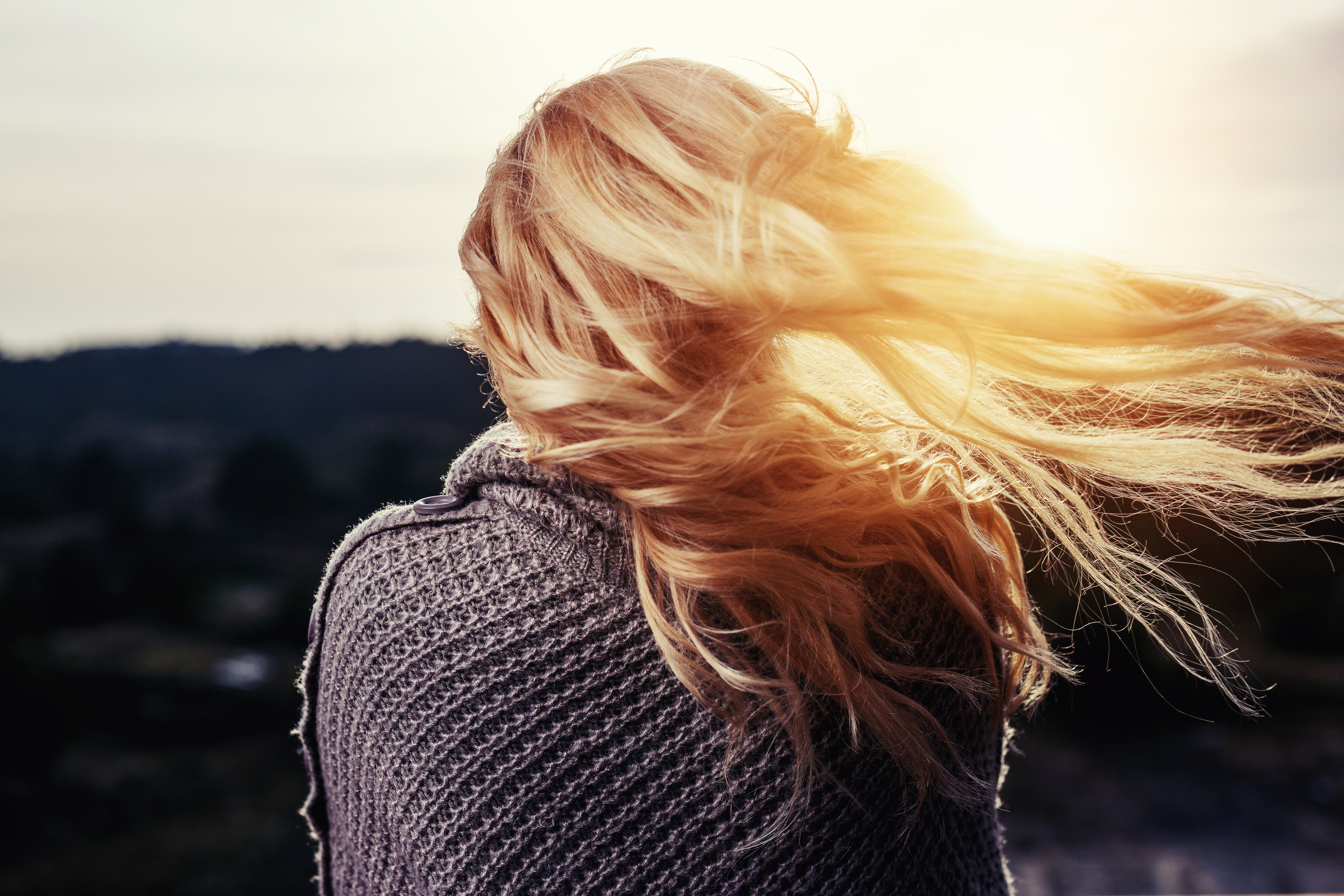Capelli che cadono: cause e rimedi