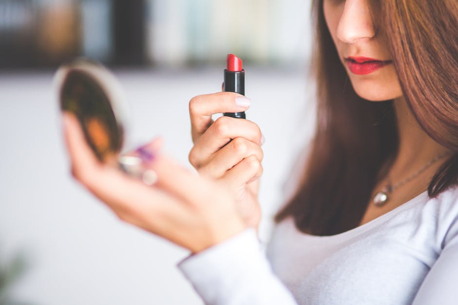 Come truccarsi velocemente: i segreti per un makeup a prova di ritardatarie