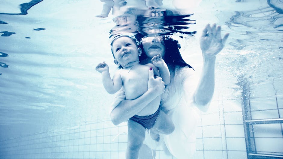 Neonati in piscina: quando iniziare?