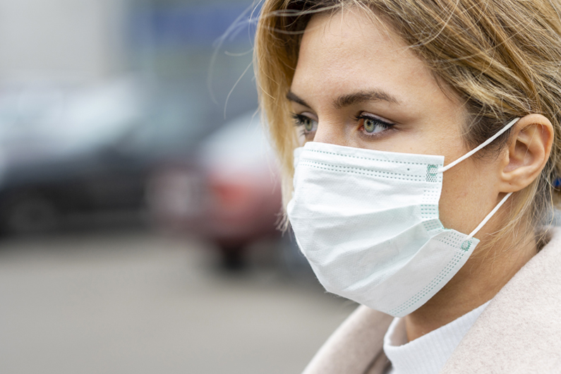 Acne da mascherina: come si cura la Maskne?