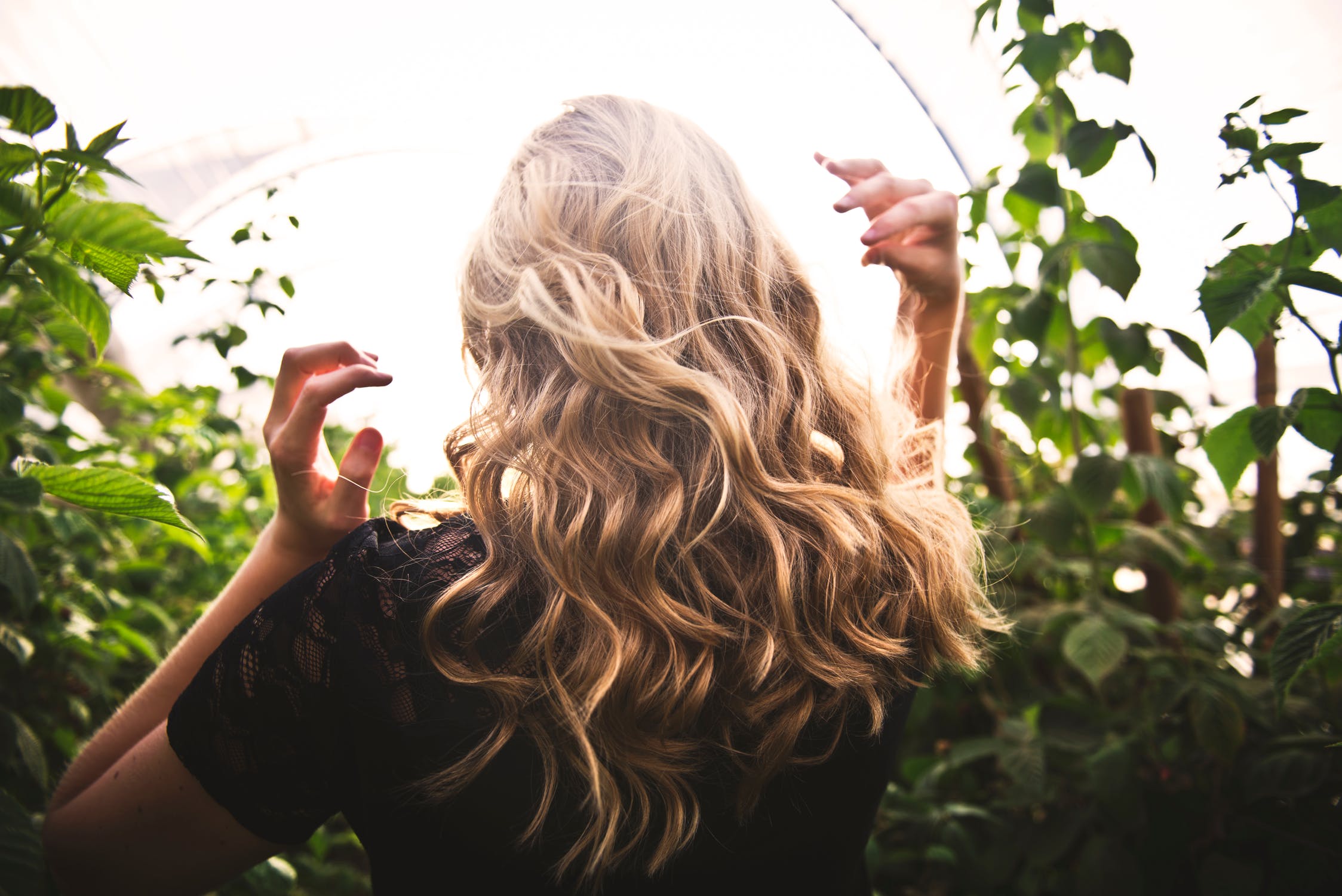 Come riparare le doppie punte senza tagliare i capelli