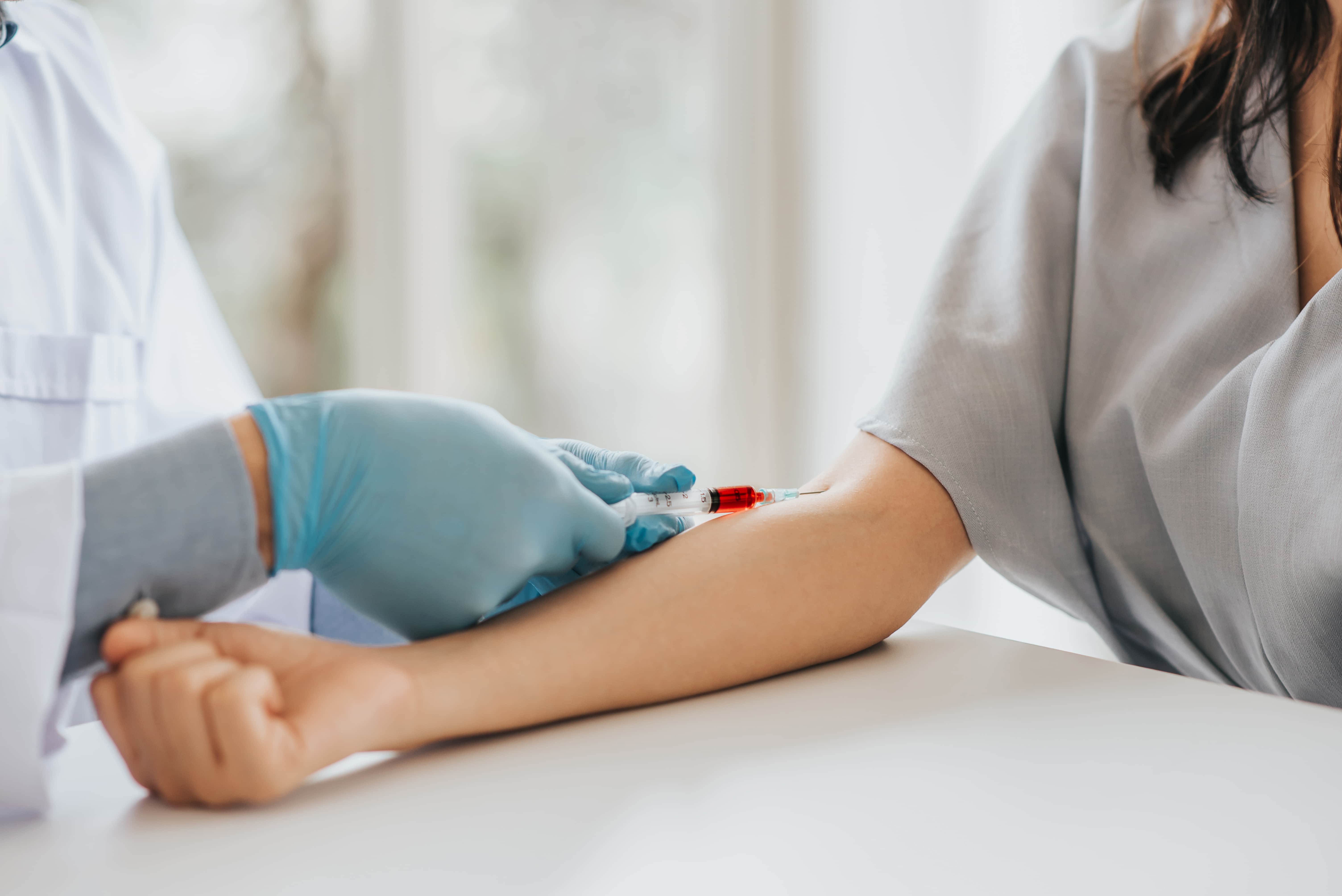 Colesterolo, glicemia, azotemia e transaminasi: come leggere le analisi del sangue