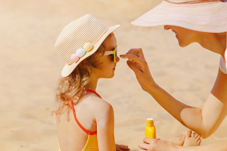 Guida all'acquisto della crema solare per il tuo bimbo: tutto quello che devi sapere